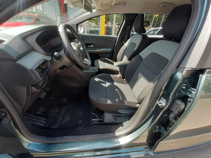 Dacia Jogger (2026) Extreme 1,8 155k HYBRID 7 míst - fotka 12 z 24