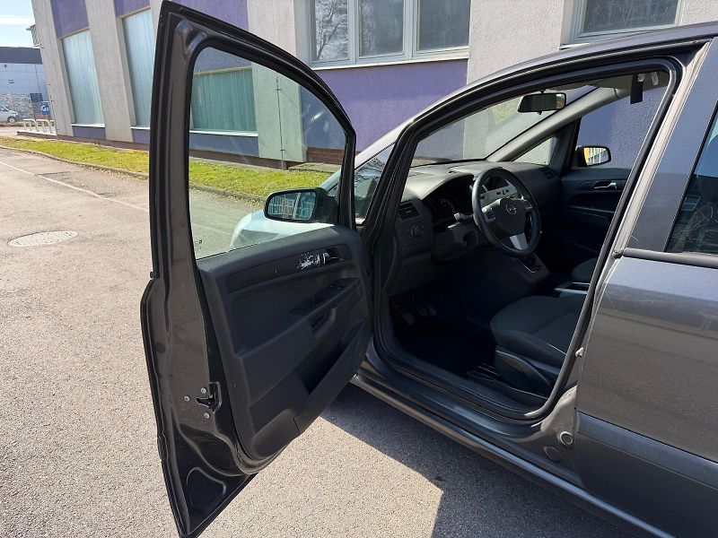 Opel Zafira 1,6 16V 7- místný + pneu  - fotka 8 z 24