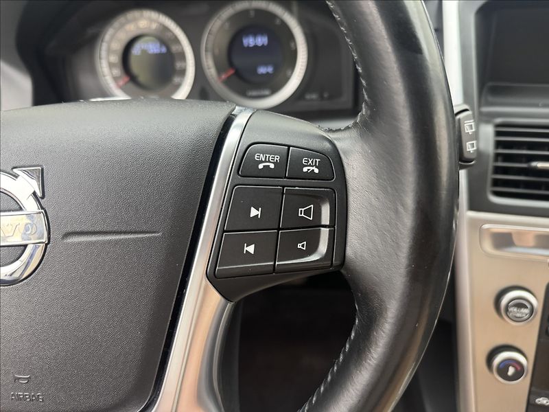 Volvo XC60 2,4 D3 4X4 AUT. VÝHŘEV LED ČR - fotka 12 z 40