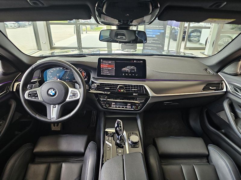 BMW Řada 5 M550i xDrive - fotka 22 z 32
