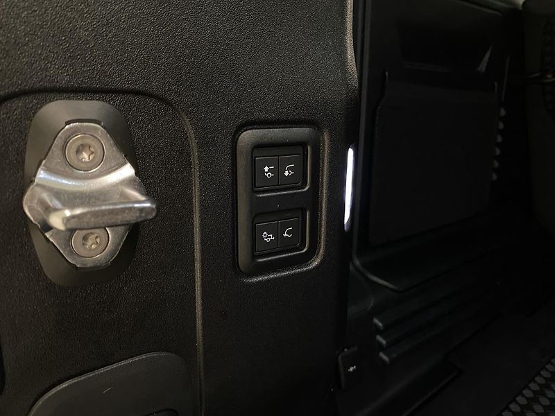 Land Rover Defender 110 D300 X-DYNAMIC HSE AWD AUT - fotka 29 z 49