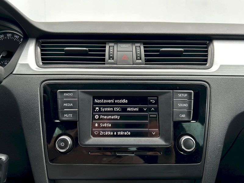 Škoda Rapid (2015) Spaceback 1.2 TSI 81kW MP6 Amb - fotka 16 z 31