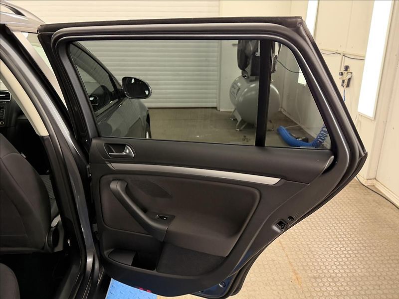 Volkswagen Golf 1,6 TDi 77 KW DSG NAVI PDC - fotka 29 z 31
