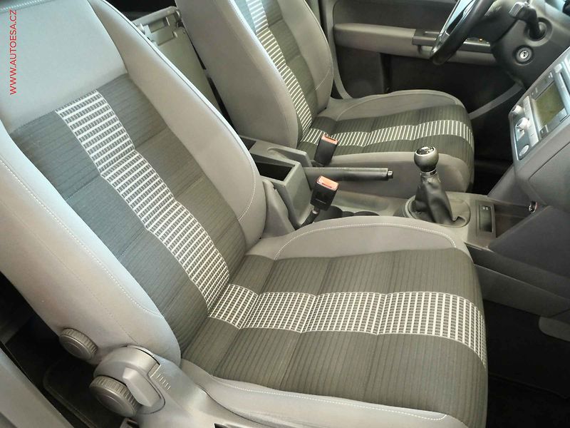 Volkswagen Touran (2008) 1.6i - fotka 12 z 22