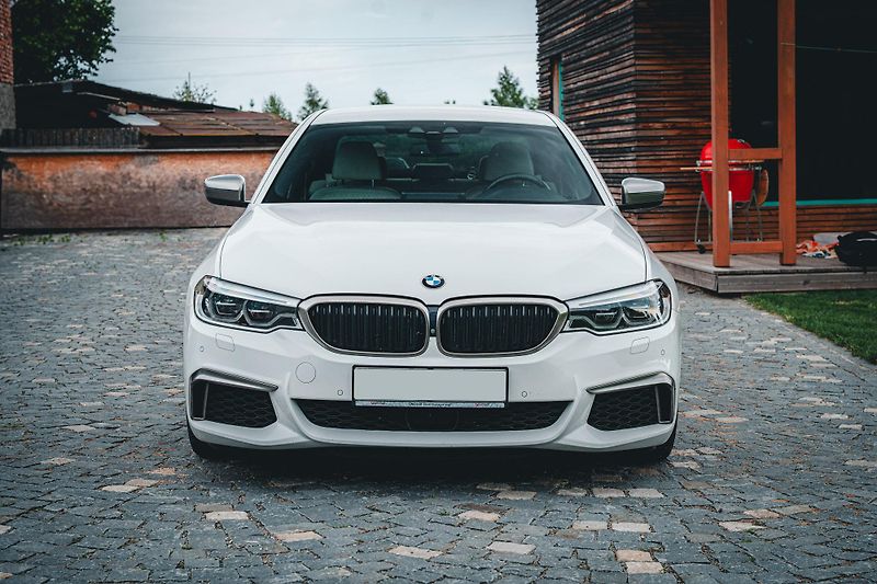 BMW Řada 5 (2017) M550i xDrive ČR  - fotka 4 z 58