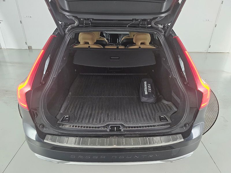 Volvo V90 (2020) Cross Country D5 173kW MOMENTU - fotka 33 z 33