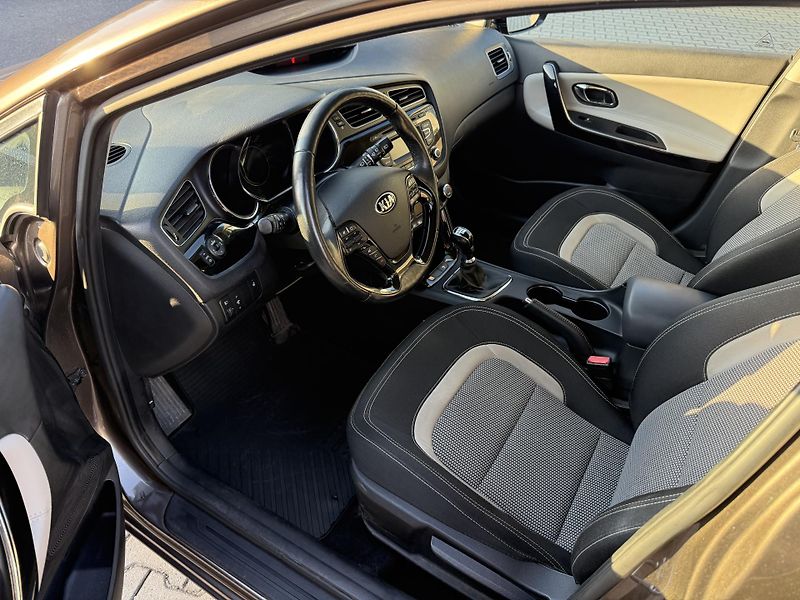 Kia Ceed SW (2014) 1.6 CRDI EXCLUSIVE - fotka 9 z 13