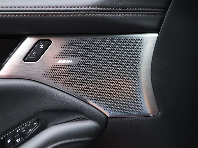 Mazda 3 2,0 Skyactiv-X180 GT Plus Bose - fotka 27 z 36
