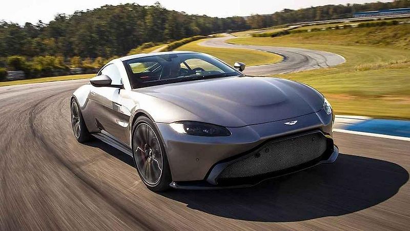 Aston Martin Vantage a DB10.