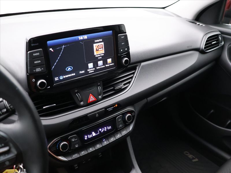 Hyundai i30 1,4 T-GDI 103 kW Style Fastbac - fotka 20 z 33