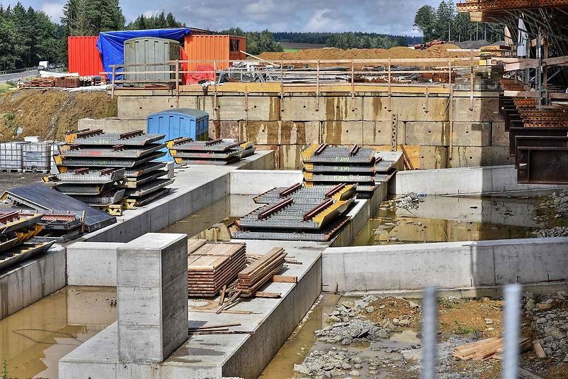 Začal výsuv mostní konstrukce dálniční estakády před silnici I/35 u Opatovce na Svitavsku.