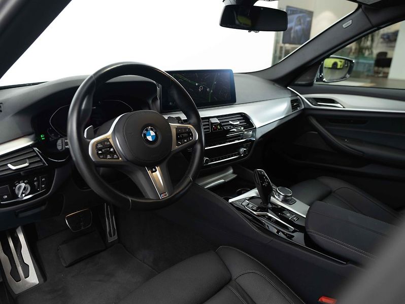 BMW Řada 5 520d xDrive - fotka 11 z 20