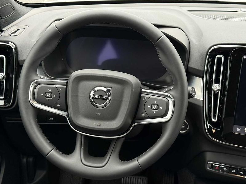 Volvo XC40 (2026) B3 FWD PLUS DARK,HARMAN KARDON - fotka 17 z 19