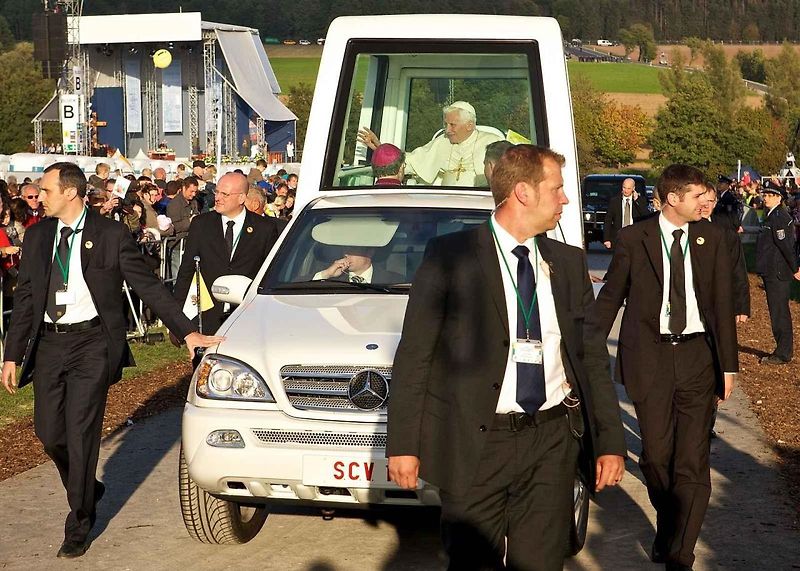 Nový papamobil je kabriolet elektrické třídy G.