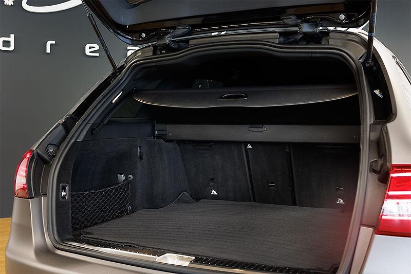 Mercedes-Benz Třídy C (2019) C43 AMG V6 Biturbo 4Matic - fotka 17 z 44