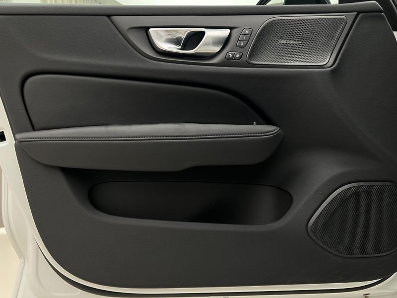 Volvo V60 B4 DARK PLUS AUT - fotka 7 z 46