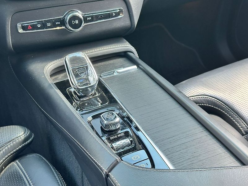 Volvo XC90 (2019) B5 AWD Inscription PANO TZ VZD - fotka 11 z 20