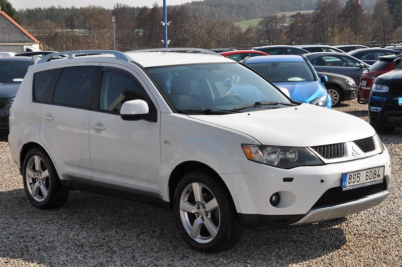 Mitsubishi Outlander 2.0Di-D 103kW 4x4 - fotka 2 z 12