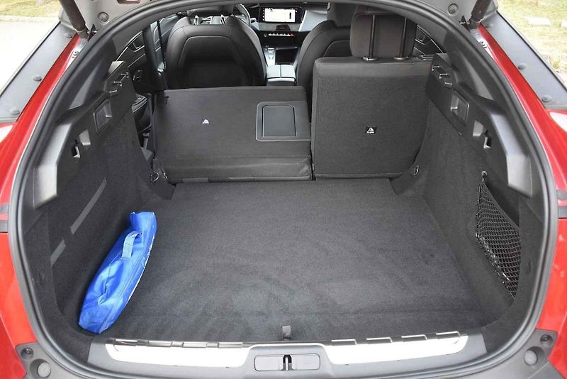Peugeot 408 je solidně prostorný rodinný vůz s atraktivním vzhledem