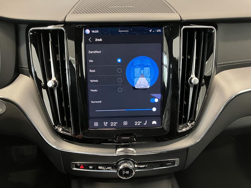 Volvo XC60 B4 FWD Ultimate Dark AT8 - fotka 34 z 44