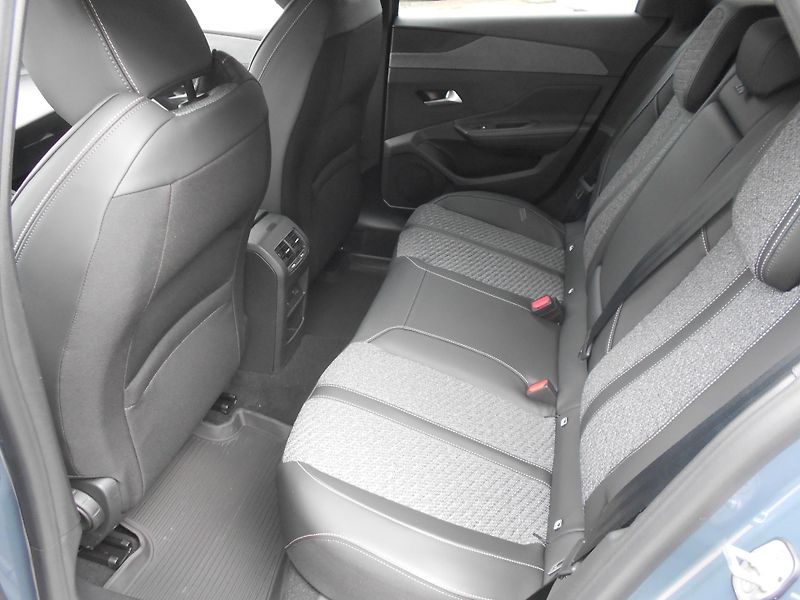 Peugeot 308 ALLURE Elektr. 115 kW / 156 k - fotka 6 z 9