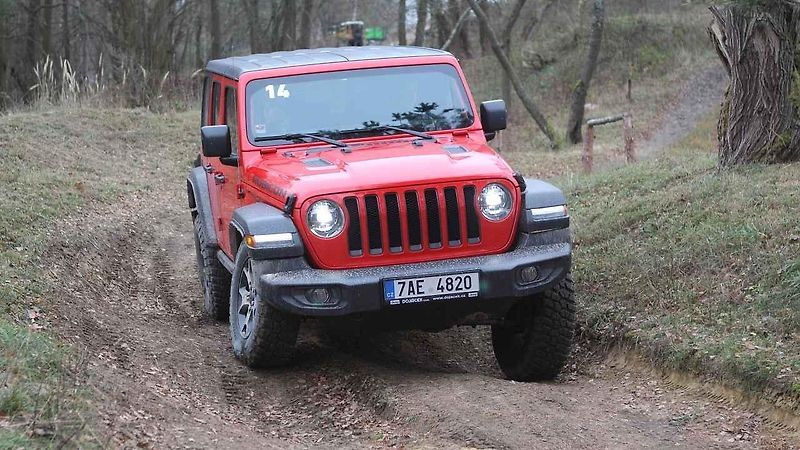 Ve standardním provedení umí nový Wrangler projet až 76 cm hluboký brod. Jednoduchým zvýšením sání z něj ale uděláte ponorku.