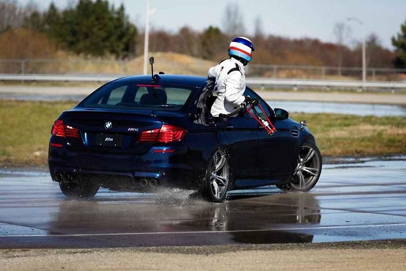Nápad BMW byl podle všeho inspirován tankováním letadel za letu.