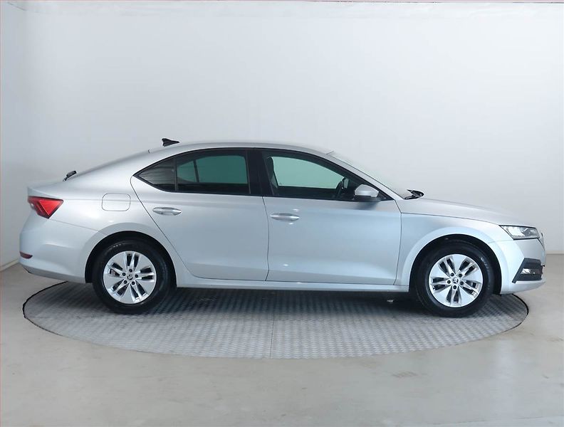 Škoda Octavia (2021) Ambition Plus 1.5 TSI - fotka 6 z 17