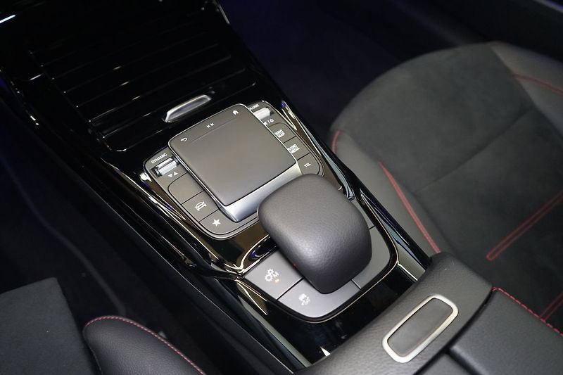 Mercedes-Benz Třídy A 35 AMG 4MATIC, AERO, Kamera - fotka 38 z 44