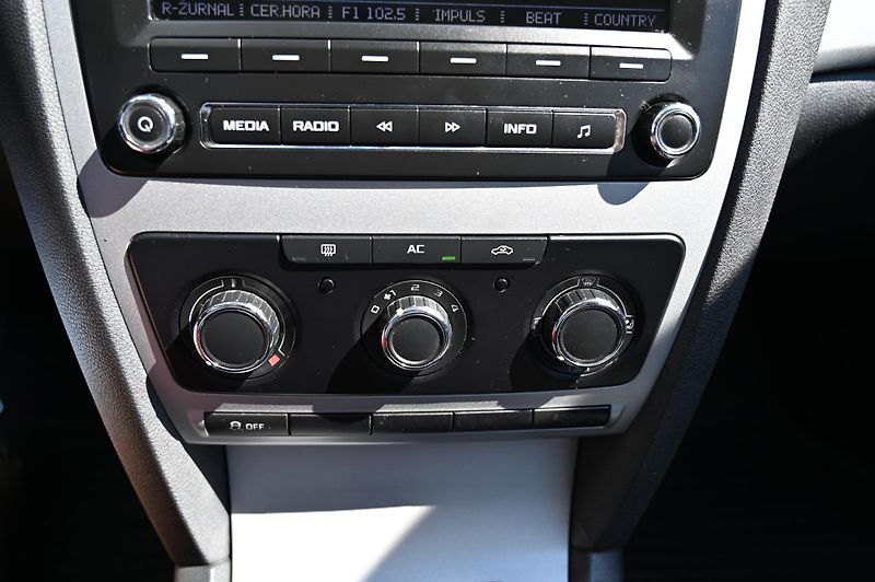 Škoda Octavia 2.0TDI 103KW 9/2012 Rezervace - fotka 14 z 43