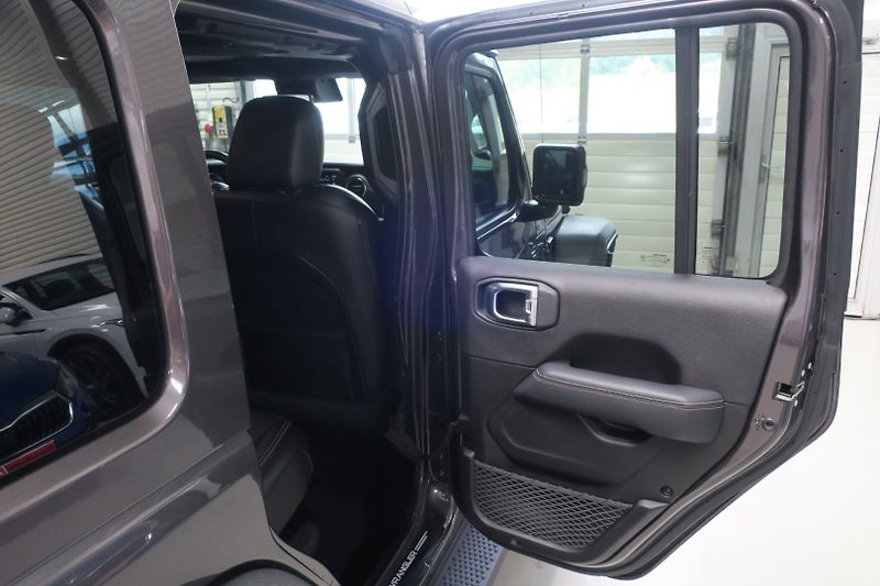 Jeep Wrangler (2022) 2.0 4xe PHEV Unlimited Sahara - fotka 41 z 50