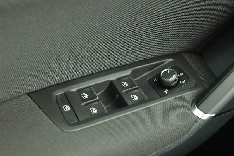 Volkswagen Touran (2023) 2.0 TDI - fotka 10 z 17