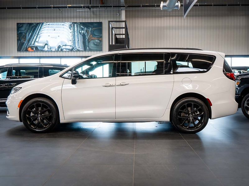 Chrysler Pacifica (2026) 3.6 Select AWD, 360 Cam 2x LCD - fotka 2 z 35