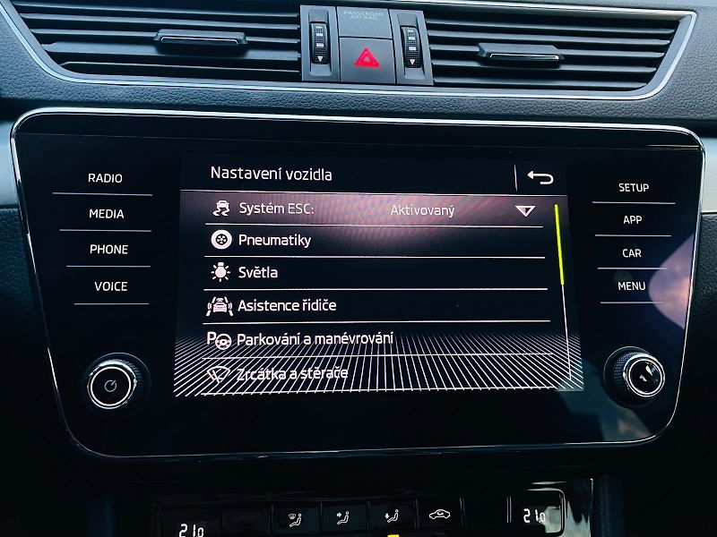 Škoda Superb 2.0TDI AUTOMAT SENZORY LED - fotka 39 z 49