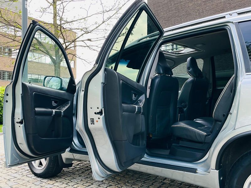 Volvo XC90 2.4 D5 4x4 AUT SERVISKA TAŽNÉ - fotka 23 z 49