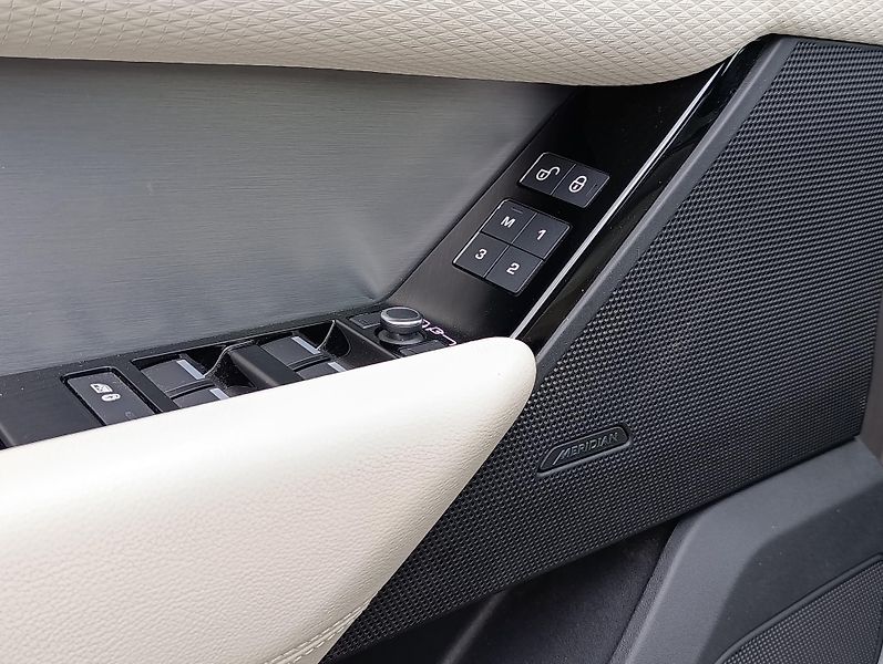 Land Rover Range Rover Velar P250 R-DYNAMIC 1.MAJ v ČR DPH - fotka 30 z 37