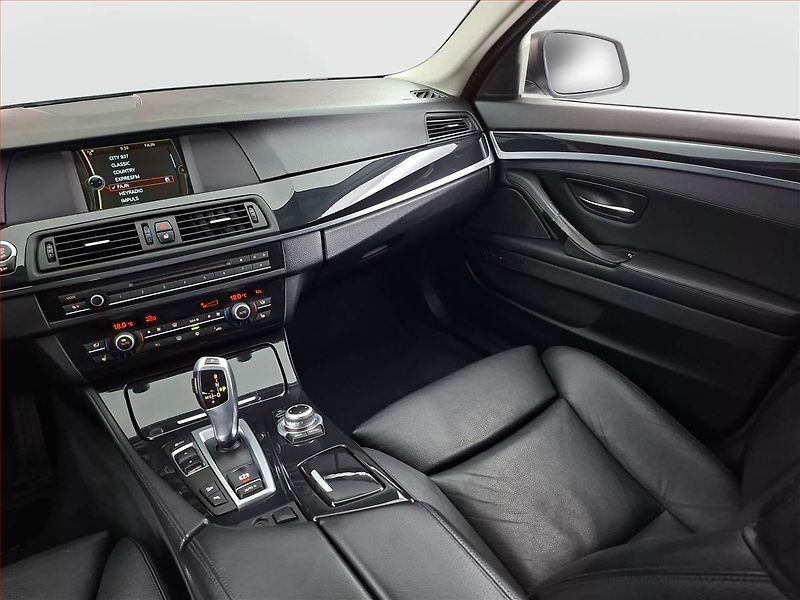BMW Řada 5 (2012) 525d xDrive, 4X4, Automat - fotka 8 z 21
