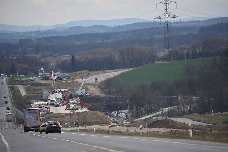 Dostavba dálnice D4 vstoupila do poslední stavební sezony.