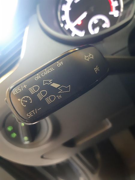 Škoda Octavia 1.6 TDI NAVI KAMERA APP - fotka 19 z 28