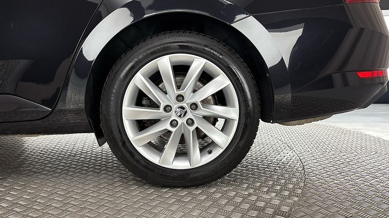 Škoda Superb 2.0 TDI DSG Style Combi - fotka 19 z 30
