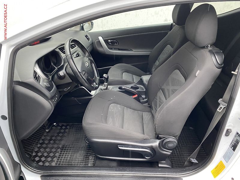 Kia Ceed (2015) 1.4 i, Style, TZ,  výhřev sed - fotka 9 z 14