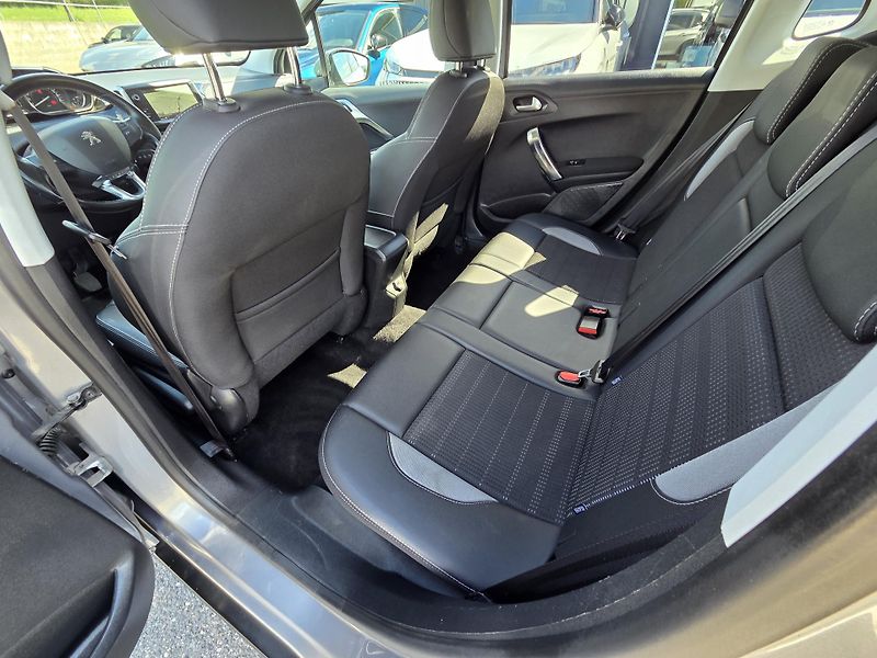 Peugeot 2008 (2018) 1.2 PT 110 ALLURE MAN5 - fotka 10 z 28