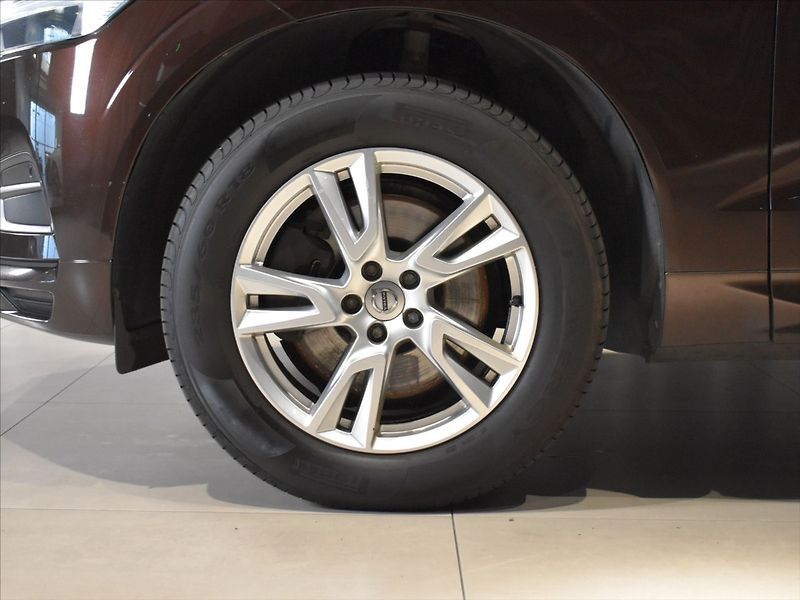 Volvo XC60 2,0 D4 AWD Momentum Tažné,BLIS - fotka 7 z 20