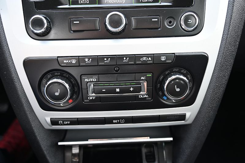 Škoda Octavia 2.0TDI 7/2011 Rezervace - fotka 18 z 50