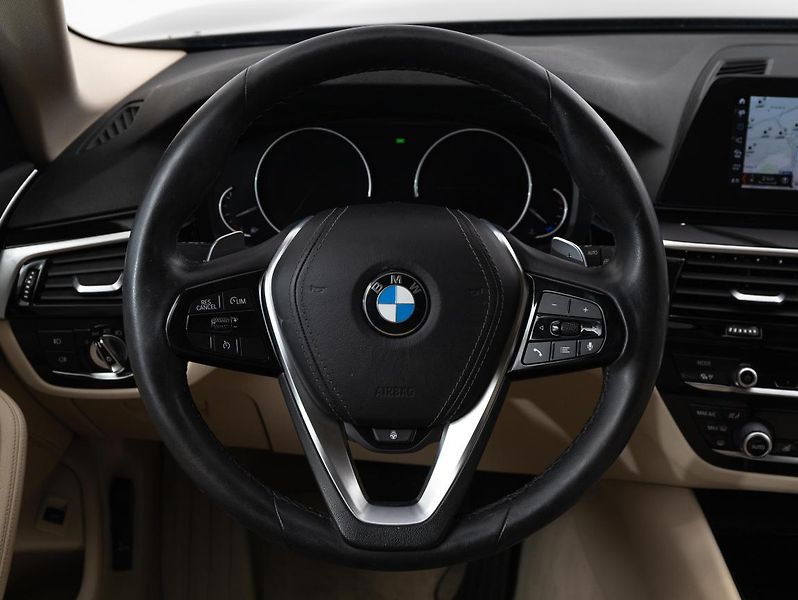 BMW Řada 5 540i xDrive Touring - fotka 12 z 22