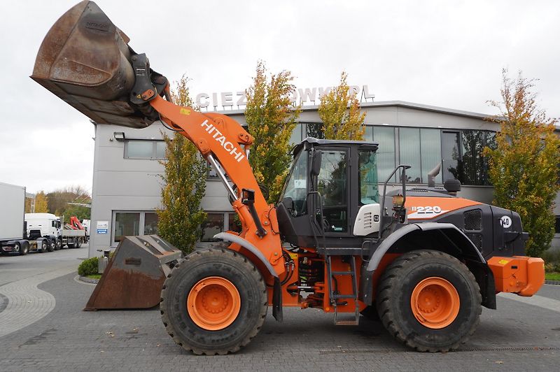 Hitachi (2018) ZW220 articulated loader - fotka 10 z 24