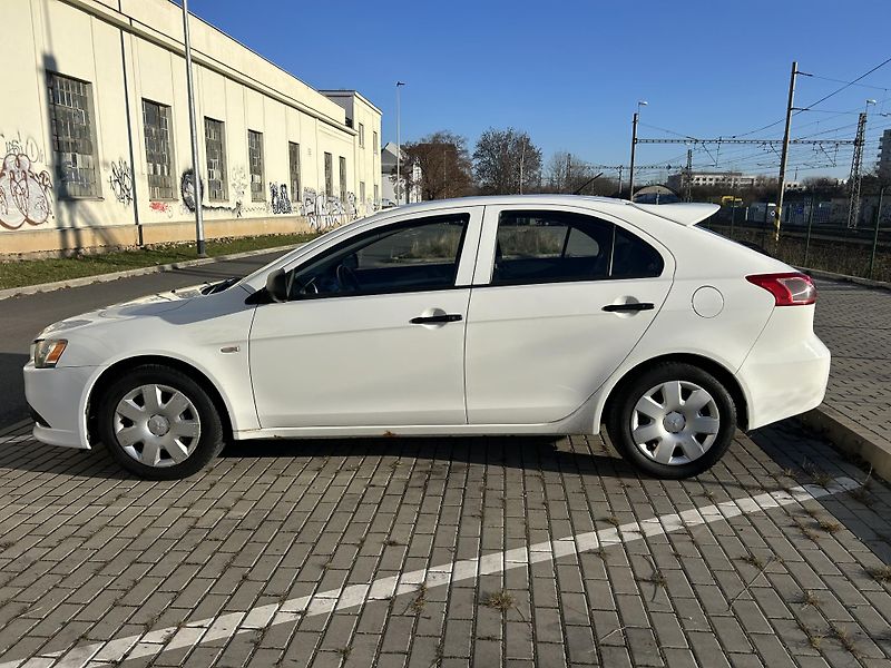 Mitsubishi Lancer 1.6 i MIVEC Sportback - fotka 36 z 39