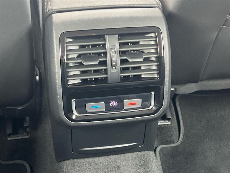 Volkswagen Passat Variant 2,0 TDi 110 kW 7DSG ELEGANCE - fotka 21 z 26