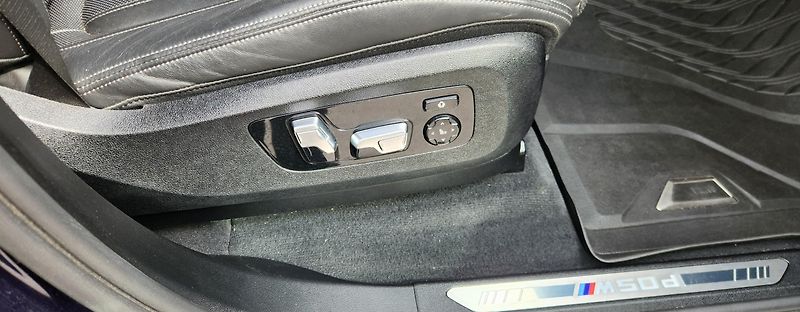 BMW X5 (2020) M50d SERVIS TAŽNÉ ČR IDIVIDUAL - fotka 23 z 48