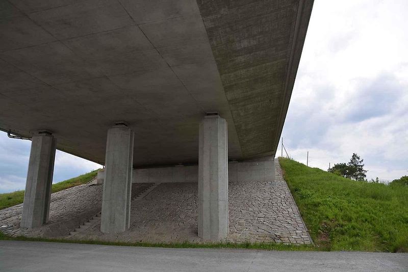 Pokládka cementobetonového a asfaltového povrchu vozovky na stavbě dálnice D1 mezi Říkovicemi a Přerovem, 28. června 2025